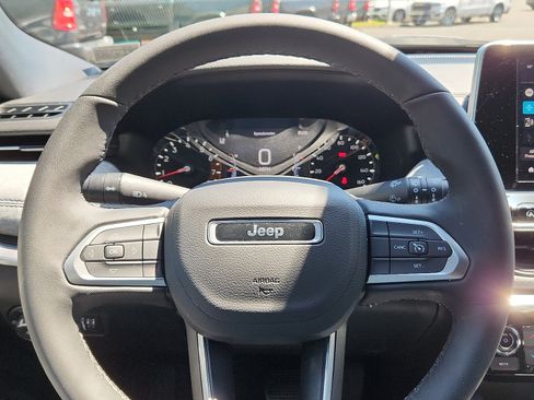 Certified 2025 Jeep Compass Latitude w/ Convenience Group AWD/4WD image 19