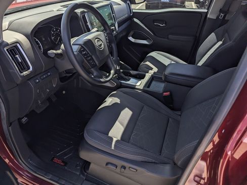 Used 2025 Nissan Frontier SV w/ Tow Package RWD image 10
