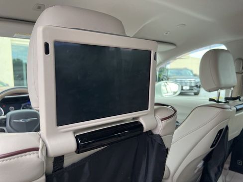 Used 2019 Chrysler Pacifica Limited image 10