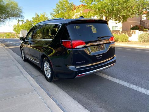 Used 2020 Chrysler Pacifica Touring-L FWD image 16