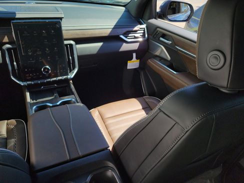 New 2026 GMC Acadia Denali Ultimate FWD image 18