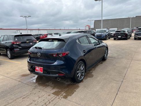 Used 2019 MAZDA MAZDA3 Hatchback w/ Preferred Package FWD image 3