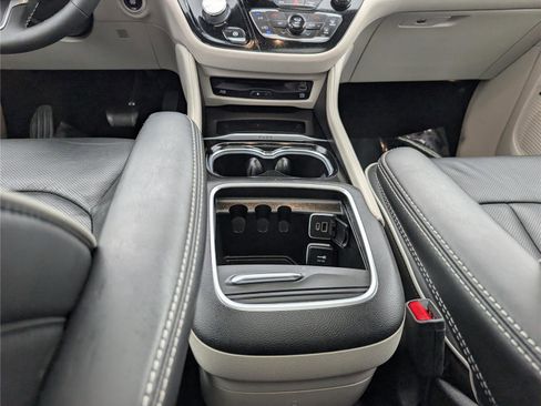 Used 2023 Chrysler Pacifica Limited w/ Uconnect Theater Family Group AWD/4WD image 23