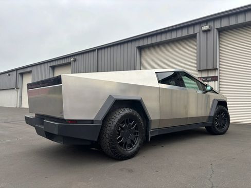 Used 2024 Tesla Cybertruck AWD Crew Cab image 9