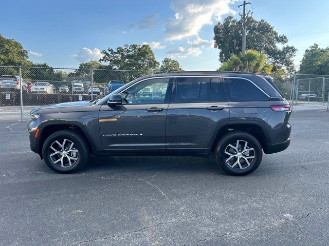 Used 2025 Jeep Grand Cherokee Limited RWD image 2