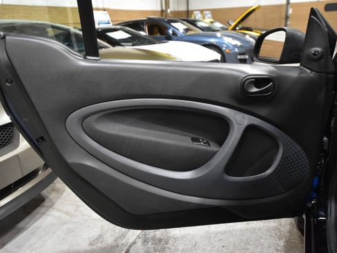 Used 2016 smart fortwo pure RWD image 7