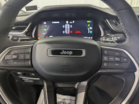 Used 2023 Jeep Grand Cherokee 4x4 image 18