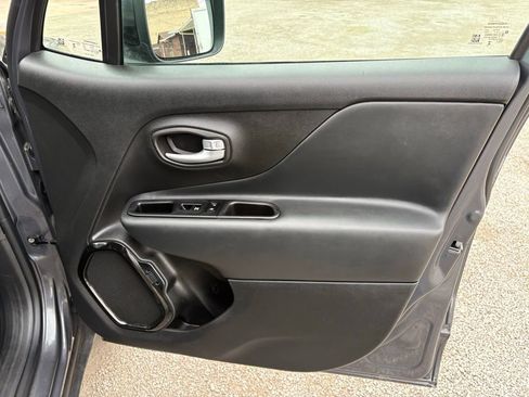 Used 2023 Jeep Renegade Altitude w/ Convenience Group I AWD/4WD image 16