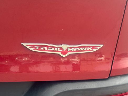 Used 2017 Jeep Cherokee Trailhawk AWD/4WD image 8