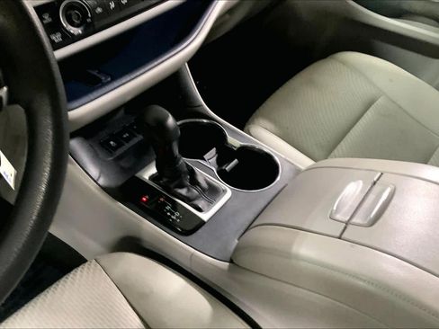 Used 2018 Toyota Highlander LE w/ Carpet Mat Package (TMS) image 32