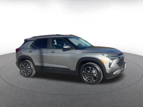 Used 2025 Chevrolet TrailBlazer LT image 2