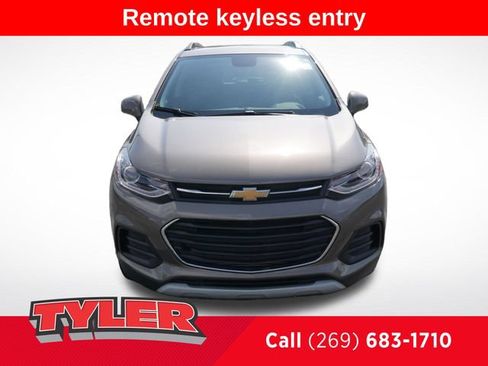 Used 2022 Chevrolet Trax LT w/ LT Convenience Package AWD/4WD image 2