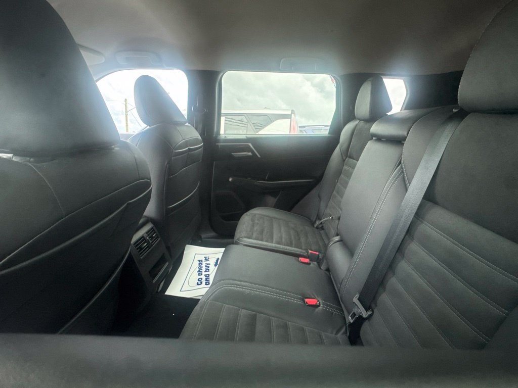 Used 2022 Mitsubishi Outlander SE AWD/4WD image 9