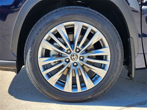 New 2026 Toyota Highlander Platinum image 8