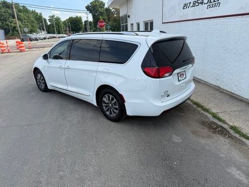 Used 2019 Chrysler Pacifica Touring-L FWD image 4