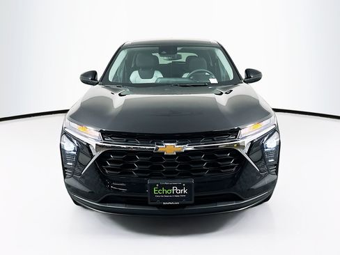 Used 2025 Chevrolet Trax LS w/ LS Convenience Package FWD image 2