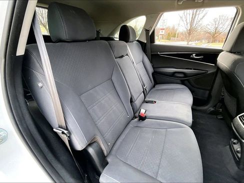 Used 2019 Kia Sorento LX image 29