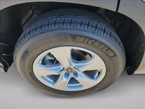 Used 2024 Toyota Highlander LE image 11