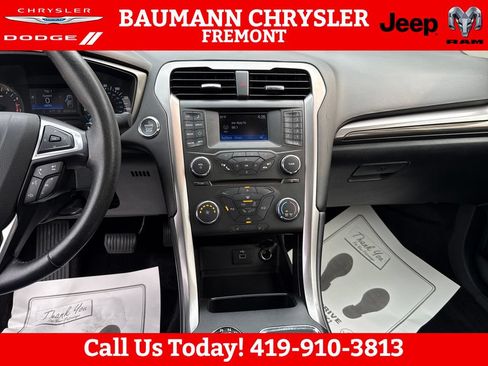 Used 2017 Ford Fusion SE FWD image 17