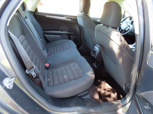Used 2020 Ford Fusion SE FWD image 18