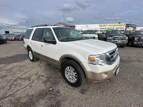 Used 2013 Ford Expedition XLT image 2