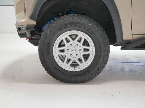 Used 2024 Chevrolet Colorado ZR2 w/ Technology Package AWD/4WD image 11