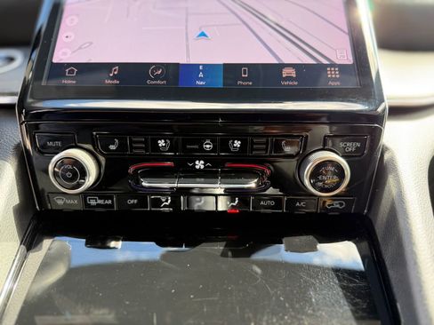 Used 2023 Jeep Grand Cherokee Overland w/ Luxury Tech Group IV image 19