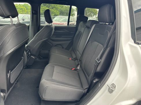 Used 2024 Jeep Grand Cherokee Laredo AWD/4WD image 6