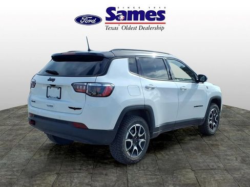 Used 2025 Jeep Compass Trailhawk AWD/4WD image 3