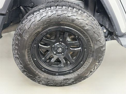 Used 2018 Jeep Wrangler Unlimited Sahara image 35