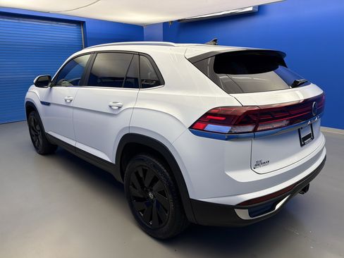 Certified 2025 Volkswagen Atlas Cross Sport SE w/ Black Wheel Package FWD image 5