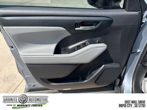 Used 2023 Toyota Highlander XLE AWD/4WD image 11