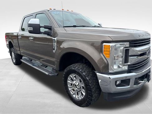 Used 2017 Ford F250 XLT w/ XLT Premium Package AWD/4WD image 8