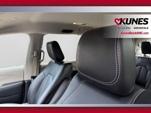 Used 2024 Chrysler Pacifica Touring-L FWD image 13