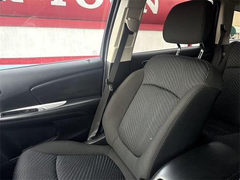 Used 2019 Dodge Journey SE image 23
