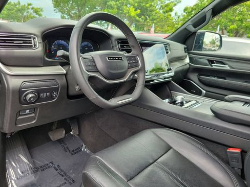Used 2024 Jeep Wagoneer L Series II RWD image 10
