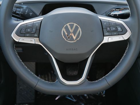 New 2026 Volkswagen Tiguan SE image 9