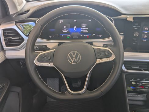 Used 2025 Volkswagen Taos SE w/ Panoramic Sunroof Package FWD image 24