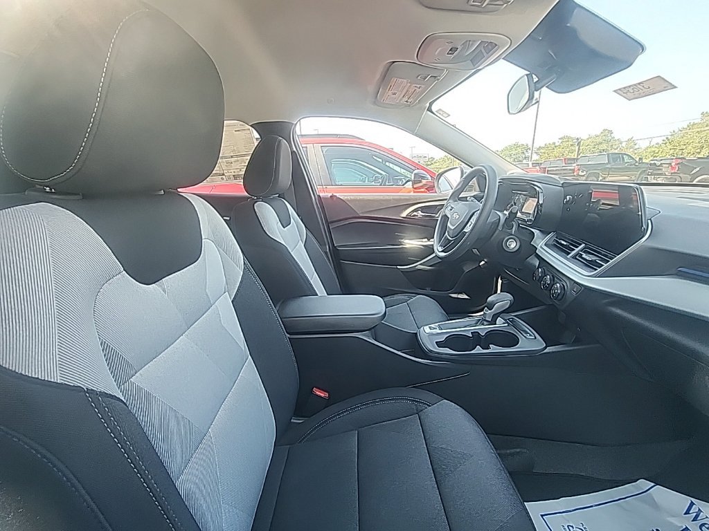 New 2026 Chevrolet Trax LS w/ LS Convenience Package FWD image 3