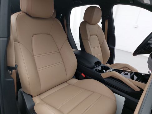 Certified 2026 Porsche Cayenne E-Hybrid Coupe AWD/4WD image 12