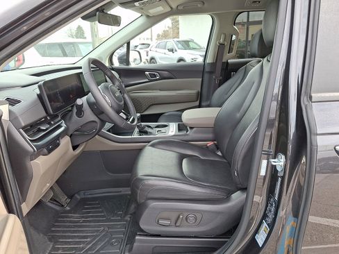 Used 2025 Kia Carnival image 14