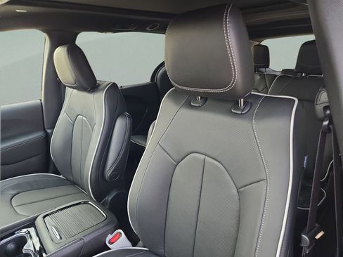 New 2026 Chrysler Pacifica Limited image 14