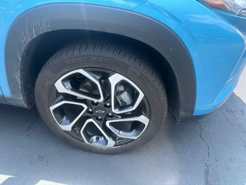 Used 2025 Chevrolet Trax RS w/ Sunroof Package FWD image 4