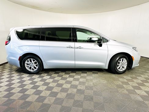 Used 2024 Chrysler Pacifica Touring-L FWD image 8