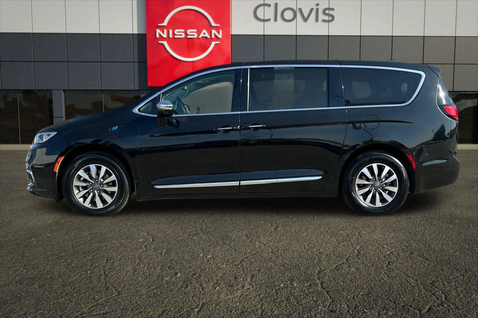 Used 2023 Chrysler Pacifica Limited FWD image 4