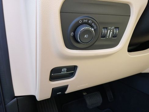 New 2025 Jeep Grand Cherokee Limited w/ Luxury Tech Group II image 36