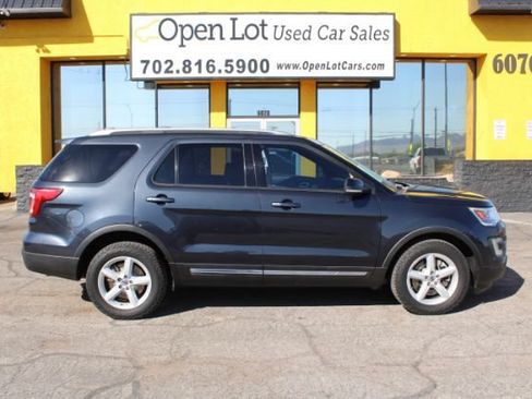 Used 2017 Ford Explorer XLT AWD/4WD image 4