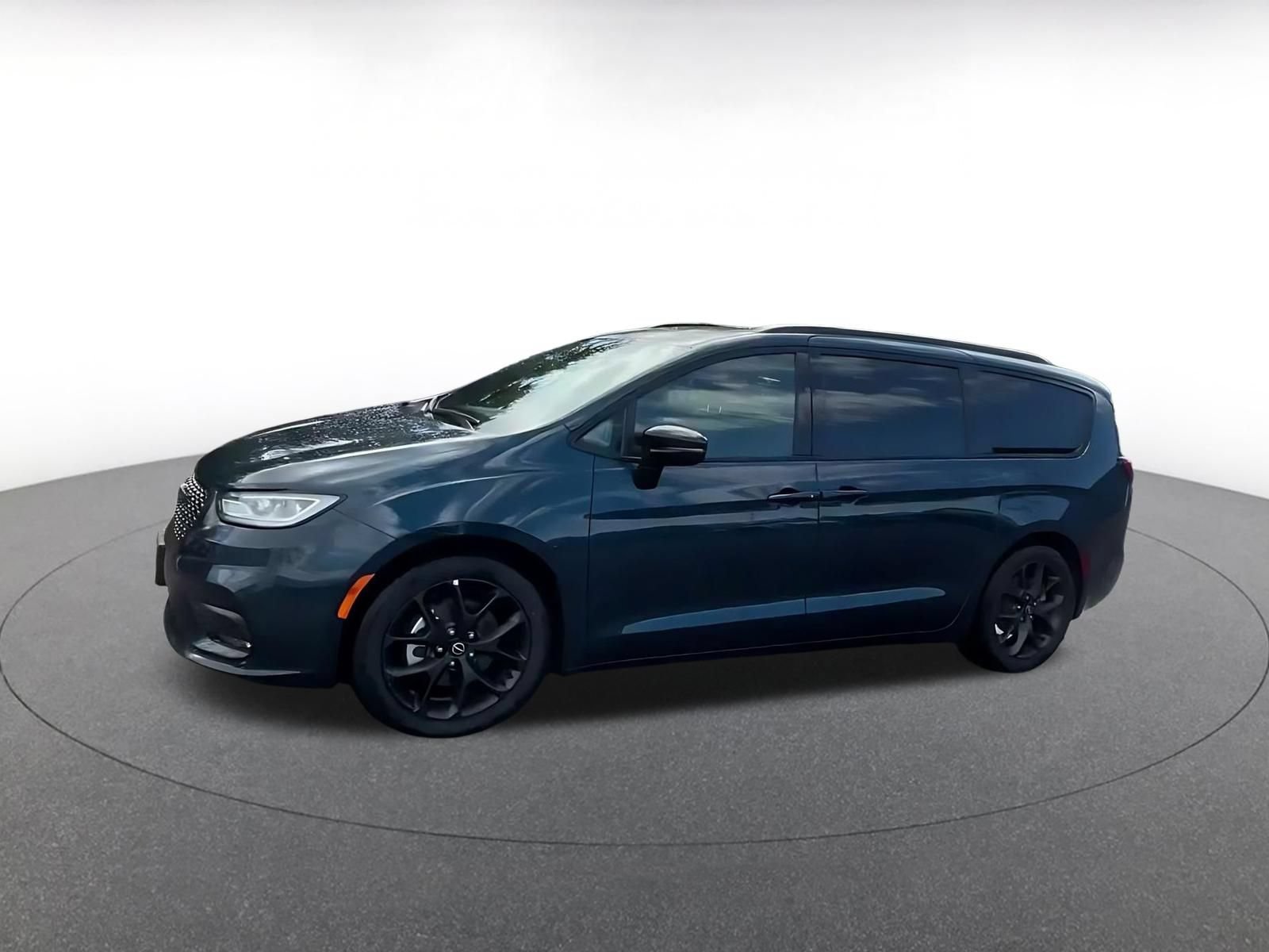 Used 2025 Chrysler Pacifica Limited FWD image 7