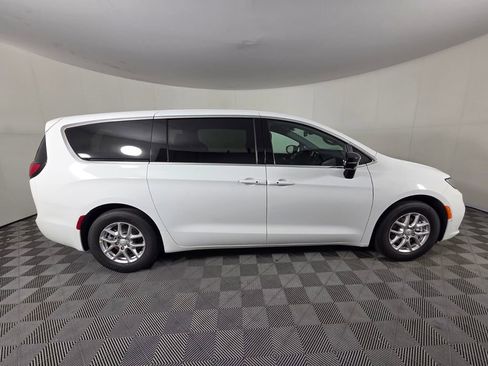 New 2026 Chrysler Pacifica Select FWD image 5