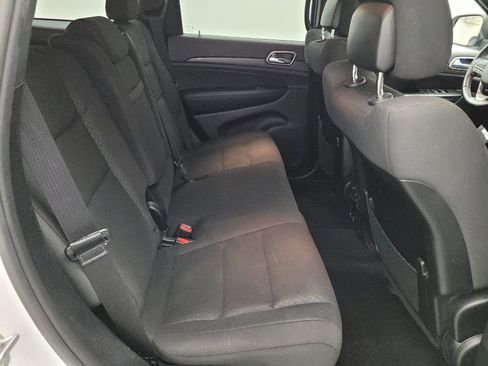 Used 2018 Jeep Grand Cherokee Laredo AWD/4WD image 19
